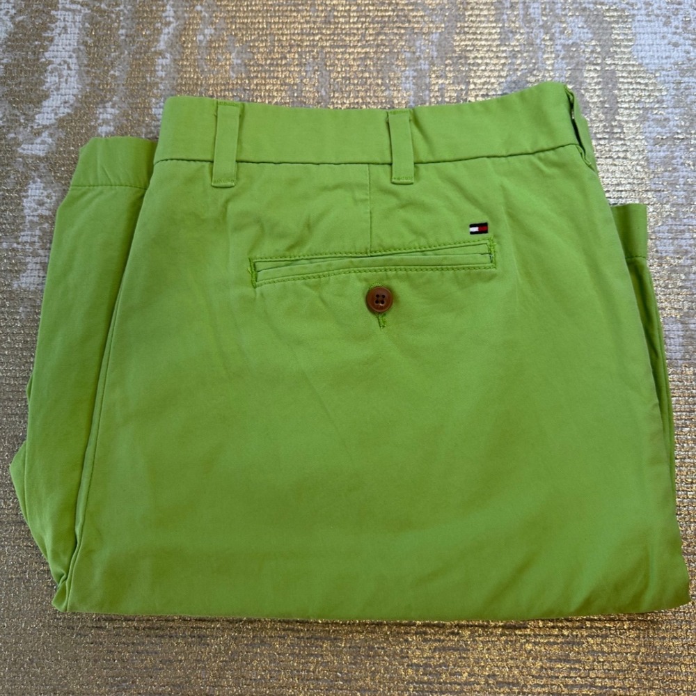 TOMMY HILFIGER Men's Classic Fit Lime Green Preppy Flat Front Chino Shorts | 40